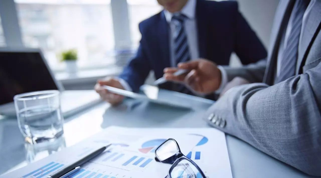 经济有限，只买一份保险该如何选择？